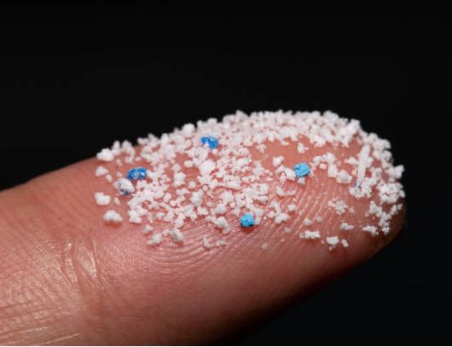 Nueva propuesta de ley en el senado de california para prohibir microplásticos en productos de limpieza y de cuidado personal 